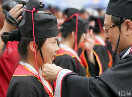 武汉举行首届汉服成人仪式 516名学生参加(图)
