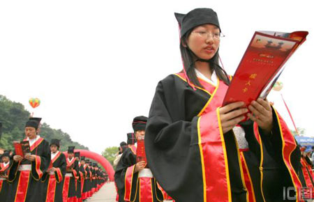 武汉举行首届汉服成人仪式 516名学生参加(图)