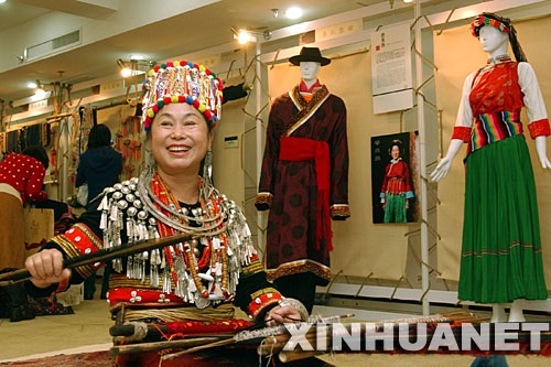 一位来自云南的景颇族服装工艺师在演示民族服装制造工艺（10月25日摄）。 10月25日，2007北京大红门国际服装节在丰台区拉开帷幕。本次国际服装节以“品牌、活力、时尚”为主题，旨在将大红门建成集设计、生产、贸易、会展、服务为一体的“北京国际时装之都核心区”。 新华社记者 王呈选 摄 