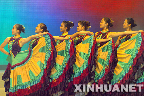 10月25日，演员在“华夏民族服装展演”主题晚会上展示服饰。 10月25日，2007北京大红门国际服装节在丰台区拉开帷幕。本次国际服装节以“品牌、活力、时尚”为主题，旨在将大红门建成集设计、生产、贸易、会展、服务为一体的“北京国际时装之都核心区”。 新华社记者 张旭 摄 