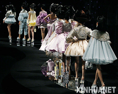 11月3日，模特展示设计师郭培的时装作品。