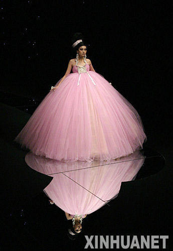 11月3日，模特展示设计师郭培的时装作品。 