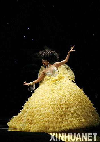 11月3日，模特展示设计师郭培的时装作品。