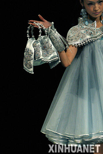 11月3日，模特展示设计师郭培的时装作品。