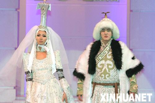12月15日，在蒙古国首都乌兰巴托市，模特展示传统与现代元素相结合的民族服装。当天，蒙古国举行一年一度的时装节，50多名设计师展示了各自的作品。 